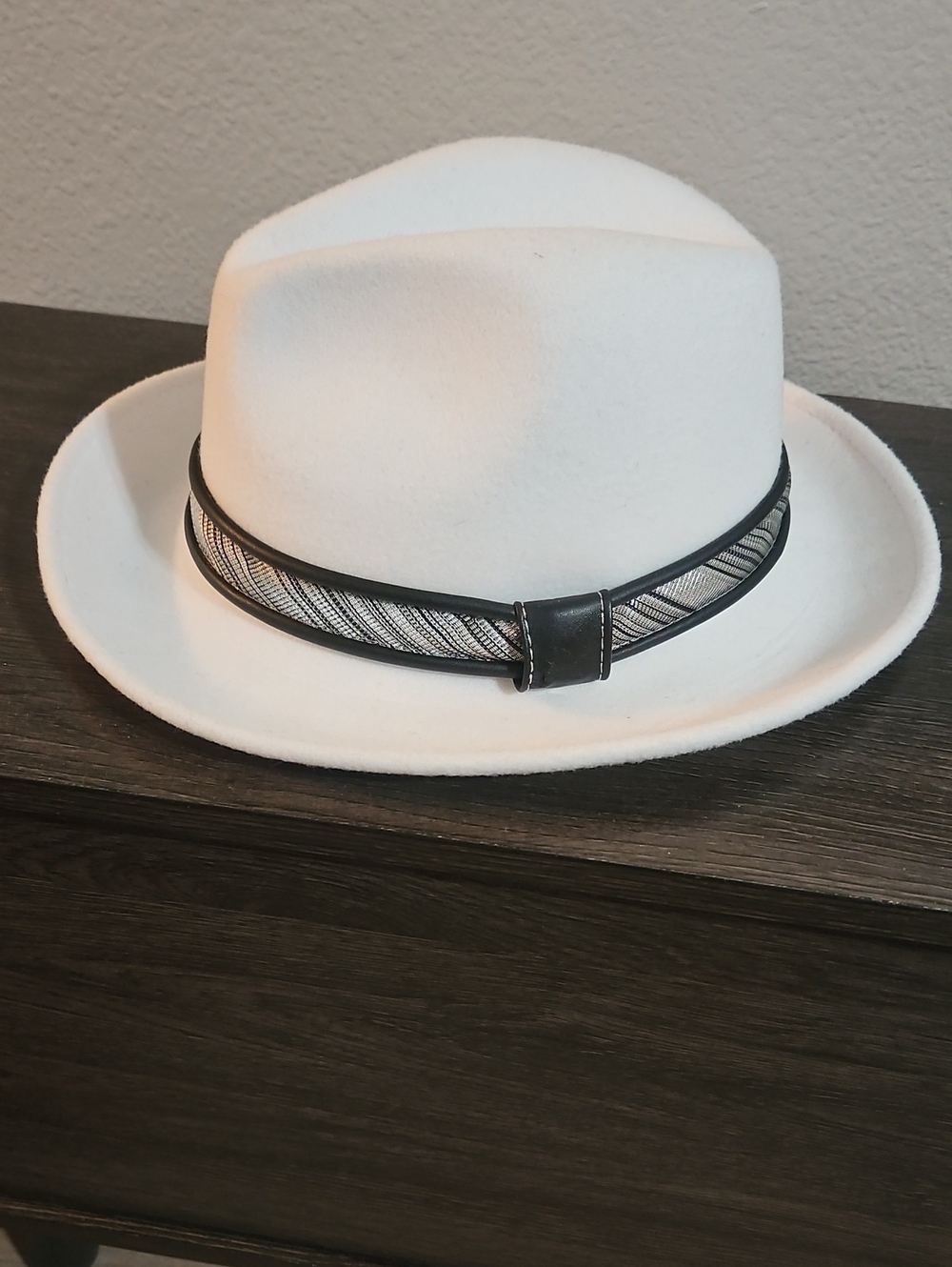 Stacy Adams White Men’s Fedora Hat with Black Trim